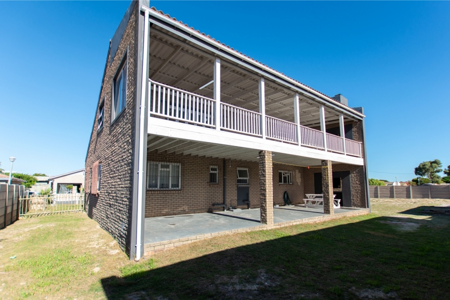 4 Bedroom Property for Sale in Middedorp Western Cape